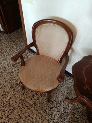 Mesita auxiliar de madera y sillas