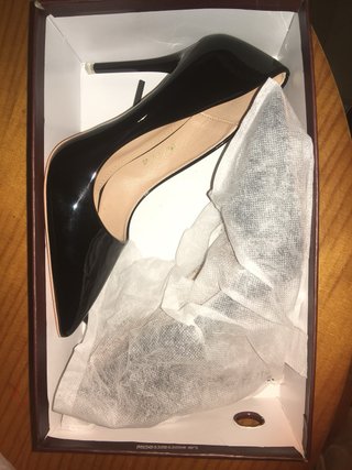 Zapatos de salón charol negro elegantes