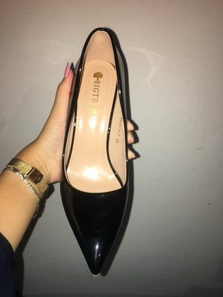 Zapatos de salón charol negro elegantes