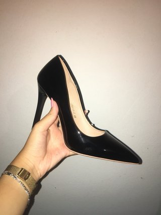 Zapatos de salón charol negro elegantes