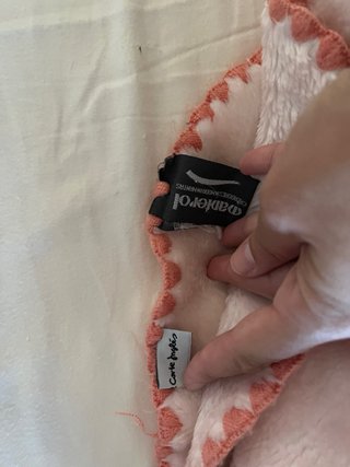 Manta de cuna en tono rosa.
