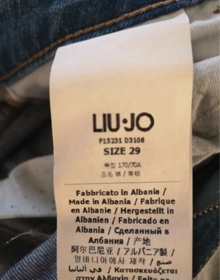 Jeans con strass e strappi