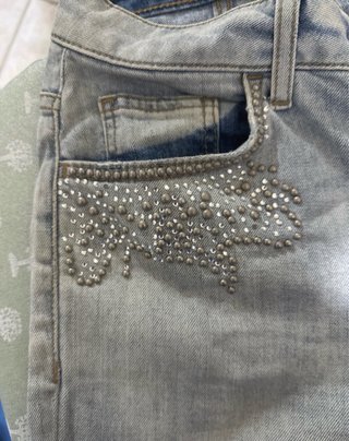 Jeans con strass e strappi