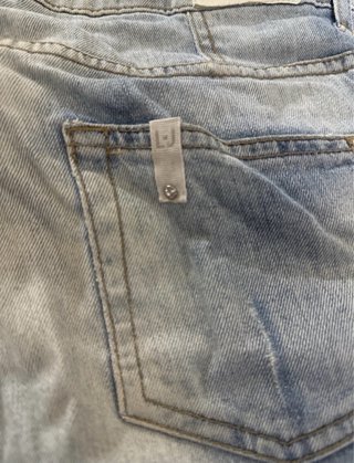 Jeans con strass e strappi