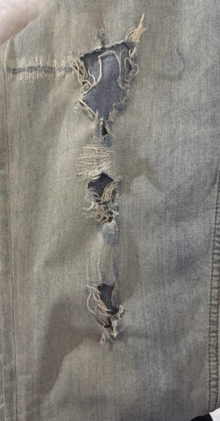 Jeans con strass e strappi