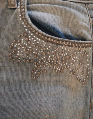 Jeans con strass e strappi