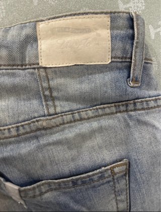 Jeans con strass e strappi