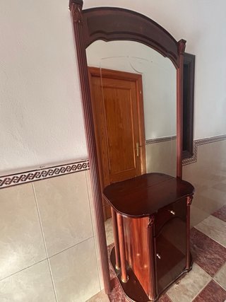 Mueble tocador de madera con espejo