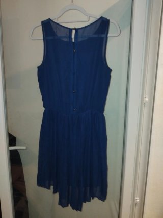 Vestido corto azul con adornos dorados