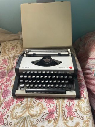 Máquina de escribir Olympia Traveller de Luxe