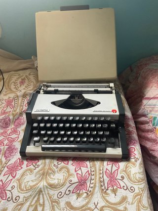 Máquina de escribir Olympia Traveller de Luxe