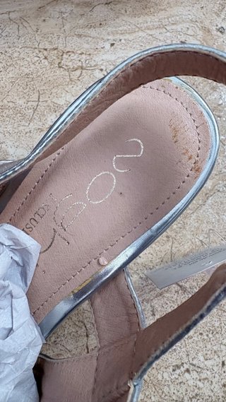 Sandalias Noghi Tacón Ancho Plateadas