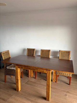 Mesa extensible madera y 4 sillas ratán