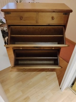 Mueble de madera con cajones i zapatero