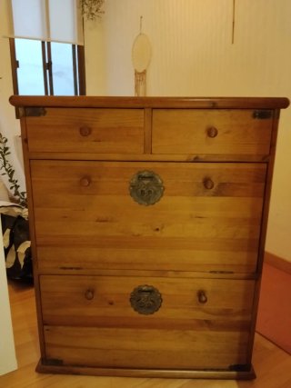 Mueble de madera con cajones i zapatero