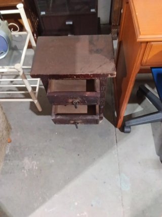 Mesita de noche rústica de madera