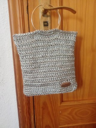 Bolso plateado y azul