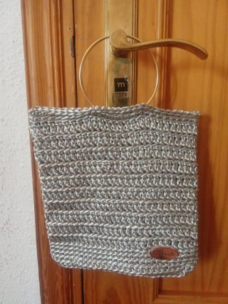 Bolso plateado y azul