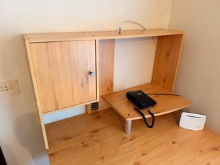 Escritorio de madera y metal