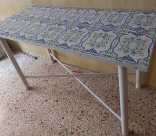 Mesa de cerámica con diseño floral