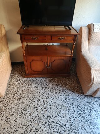 Mueble TV madera con cajones y puertas