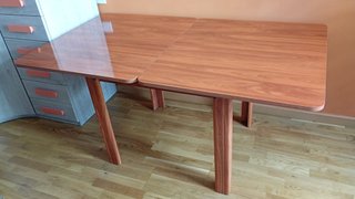 MESA EXTENSIBLE Y CUATRO SILLAS