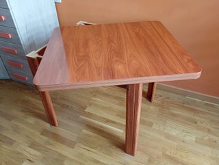 MESA EXTENSIBLE Y CUATRO SILLAS
