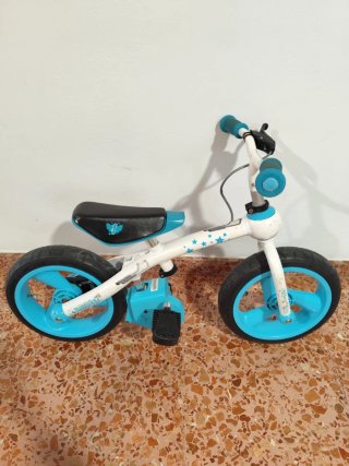 Bicicleta de aprendizaje azul y blanca