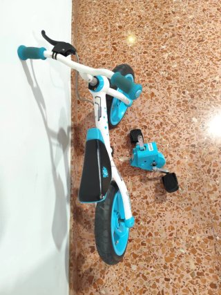 Bicicleta de aprendizaje azul y blanca