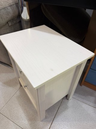 Mesita de noche de madera blanca segundamano