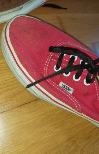 Vans de tela rojas con la suela perfecta.