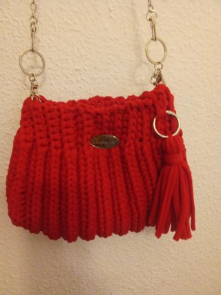 Bolso rojo tejido con cadena