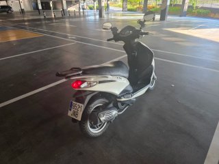 Piaggio Fly 125 Scooter Beige/Negro