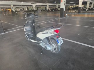 Piaggio Fly 125 Scooter Beige/Negro