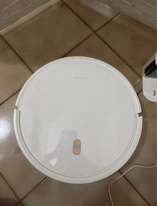 Robot aspirapolvere bianco