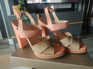Zapatos de tacón beige y rosa