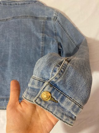 Chaqueta vaquera con botones dorados