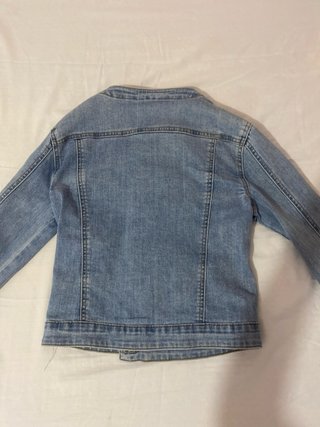 Chaqueta vaquera con botones dorados