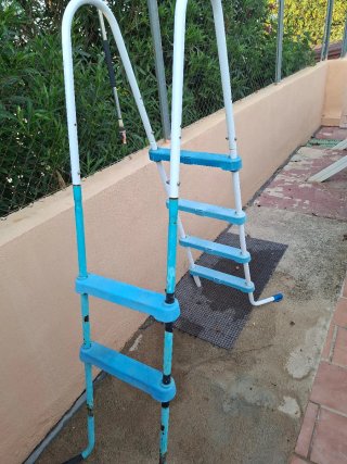 Escalera piscina metal y plástico