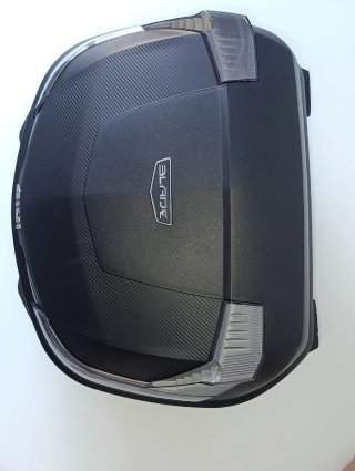 Cofre de moto, marca GIVI, modelo BLADE.