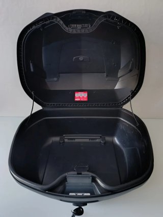 Cofre de moto, marca GIVI, modelo BLADE.