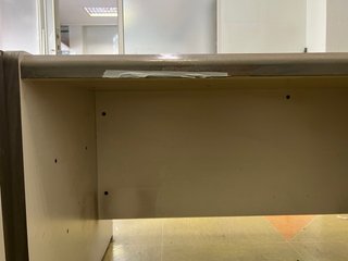 Mesa de oficina en L con cajonera