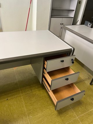 Mesa de oficina en L con cajonera