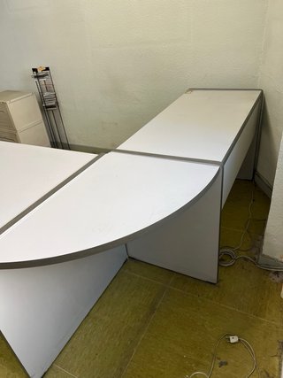 Mesa de oficina en L con cajonera