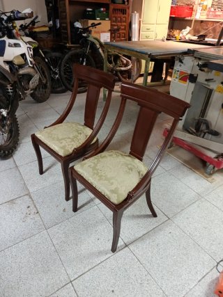 Juego de 2 sillas clásicas de madera