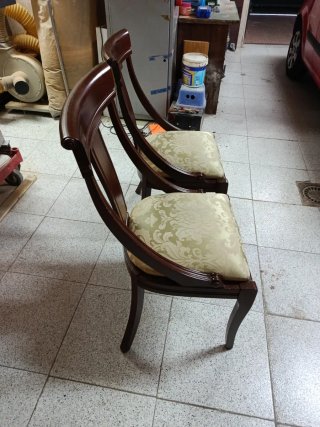 Juego de 2 sillas clásicas de madera
