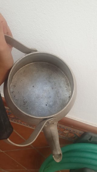 Tetera antigua de metal