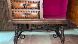 Mueble rústico madera, cuero y metal