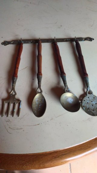 Appendiabiti da cucina antico con utensili
