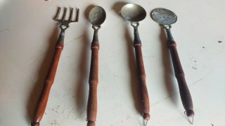 Appendiabiti da cucina antico con utensili